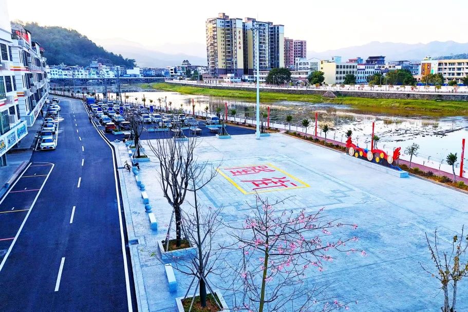 連平縣隆街鎮(zhèn)典型鎮(zhèn)建設(shè)項(xiàng)目順利通過(guò)竣工驗(yàn)收.jpg